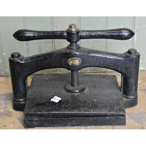 2111 - A small but heavy vintage cast iron book press, the central screw thread with T shaped club handle, ... 