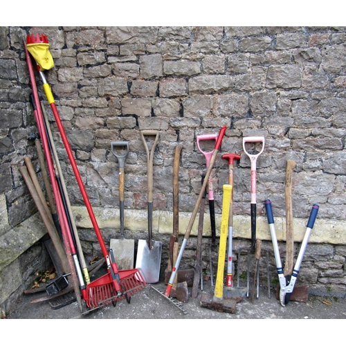 2119 - A quantity of mainly long handled gardening related tools