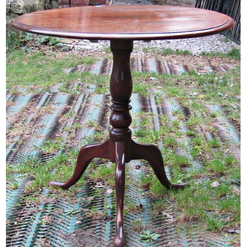 2751 - A mahogany snap top table, the circular top 78 cm in diameter, raised on a turned pillar and tripod