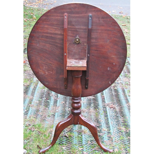 2751 - A mahogany snap top table, the circular top 78 cm in diameter, raised on a turned pillar and tripod