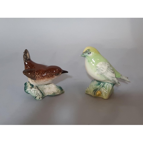 1094 - 5 Beswick birds comprising robin, wren, goldfinch, blue-tit and one other, together with 2 ceramic t... 