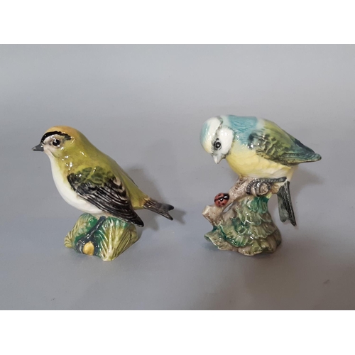 1094 - 5 Beswick birds comprising robin, wren, goldfinch, blue-tit and one other, together with 2 ceramic t... 