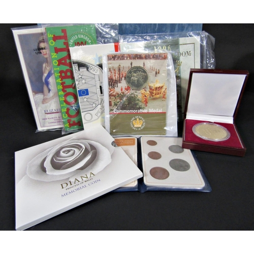 442 - A collection of mixed proof coinage, 1992 and 1996, uncirculated coin set, Golden Jubilee medallion,... 