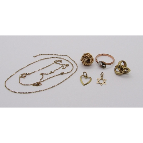 329 - Collection of 9ct jewellery to include a small heart shaped pendant and further Star of David exampl... 