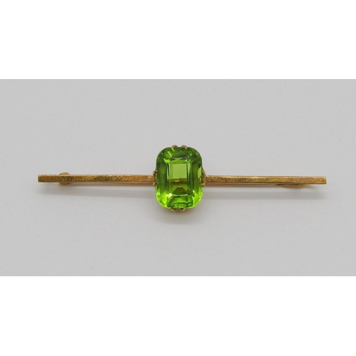 342 - Edwardian 15ct bar brooch set with vibrant green paste, 5.5cm L approx, 4g