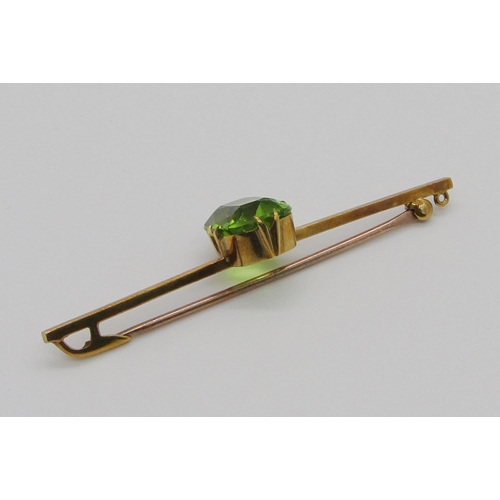 342 - Edwardian 15ct bar brooch set with vibrant green paste, 5.5cm L approx, 4g