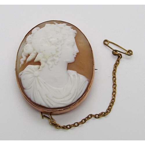 346 - Late 19th century 9ct cameo brooch depicting a classical maiden, 3.9 x 3.2cm approx, 8.3g