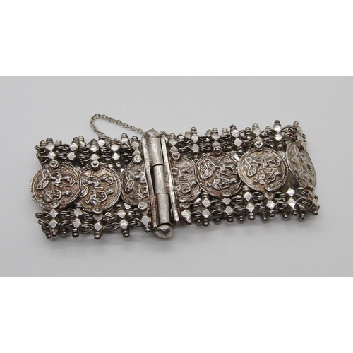 353 - White metal bracelet depicting Eastern figures - 71g, together with a cultured pearl necklace with 9... 