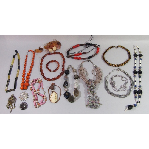 372 - Collection of costume jewellery to include an amber bead bracelet with 9ct clasp, a tassel drop bead... 