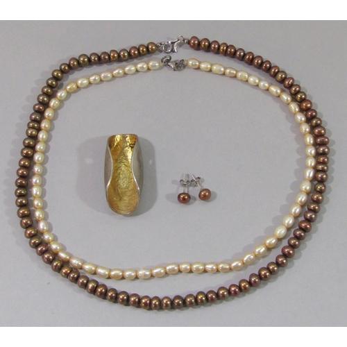 376 - Contemporary costume jewellery to include a silver gilt pendant of organic form, a pearl necklace wi... 