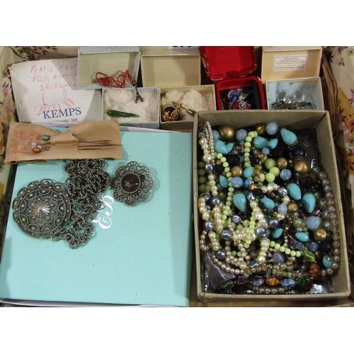 377 - Quantity of vintage costume jewellery