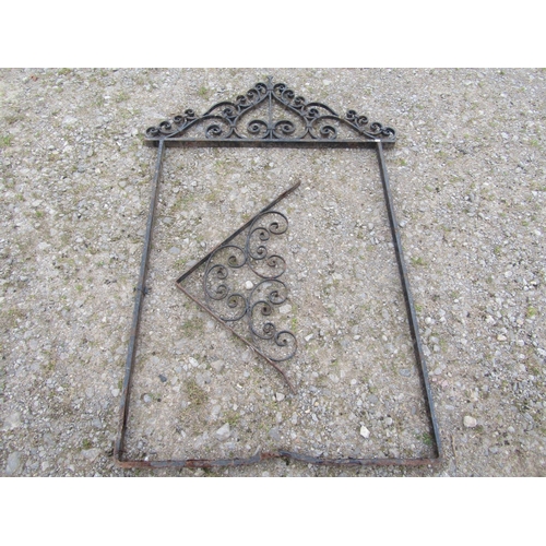 65 - Old reclaimed wrought iron exterior pub sign frame with decorative scrolled pediment, 116cm wide x 1... 