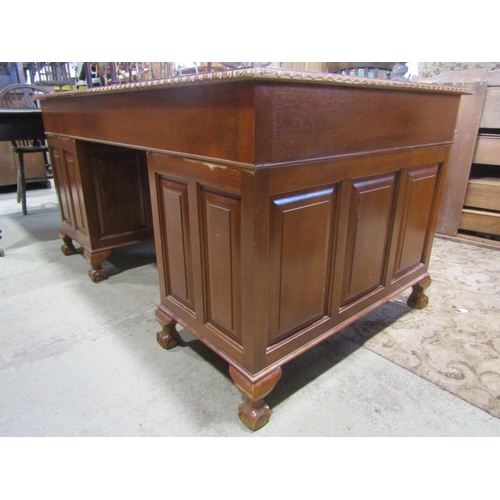 2199 - A reproduction Georgian style mahogany pedestal desk with inset green gilt tooled leather writing su... 