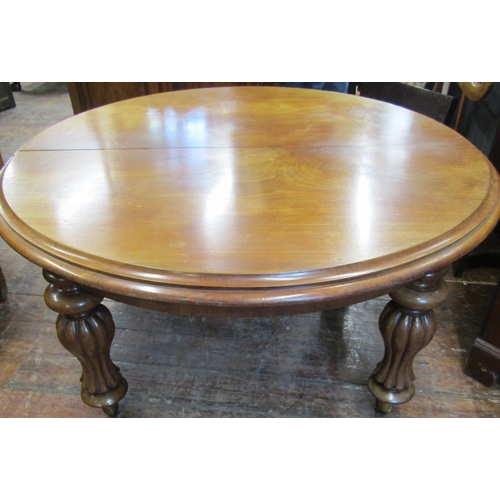 2432 - A good quality Victorian mahogany extending dining table circular when closed and raised on four pro... 