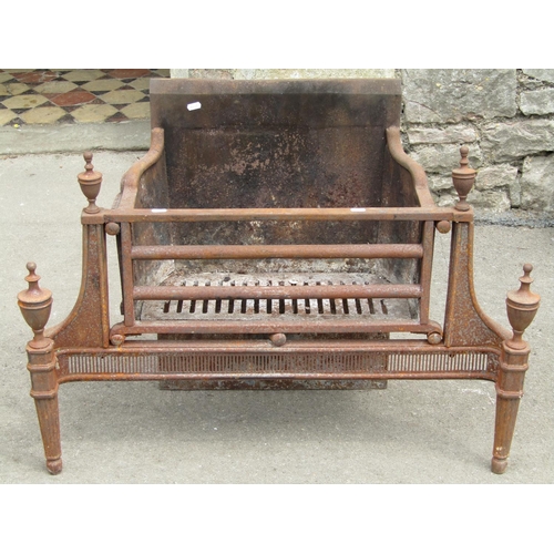 1110 - A good quality Georgian design fire basket with urn finials and tapered reeded supports, 90 cm wide ... 