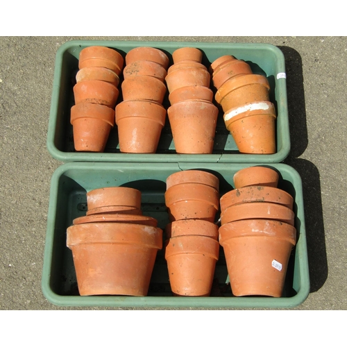 1122 - Forty small terracotta flower pots of varying size, the largest example 17 cm in diameter, the small... 