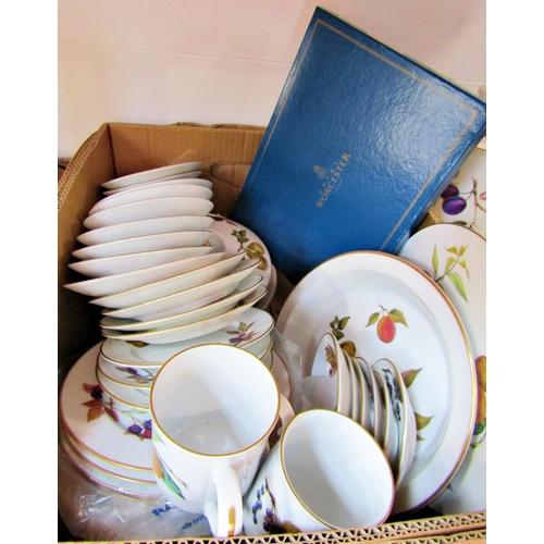 70 - A large collection of Worcester Evesham pattern oven to table wares comprising plates, tureens, dish... 