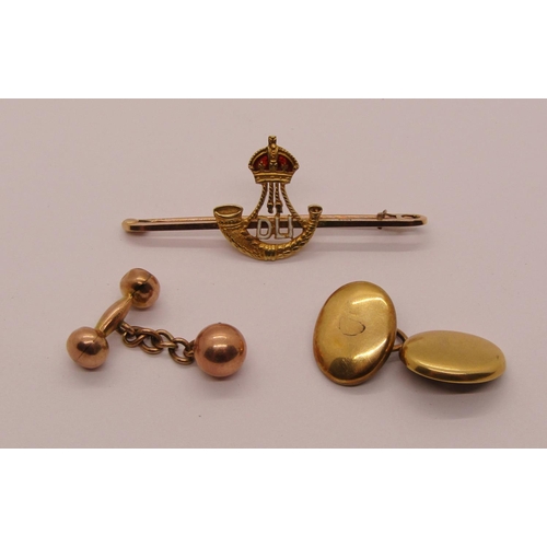 242 - 15ct Durham Light Infantry sweetheart brooch, single 18ct cufflink and a single 9ct cufflink, 9.6g t... 