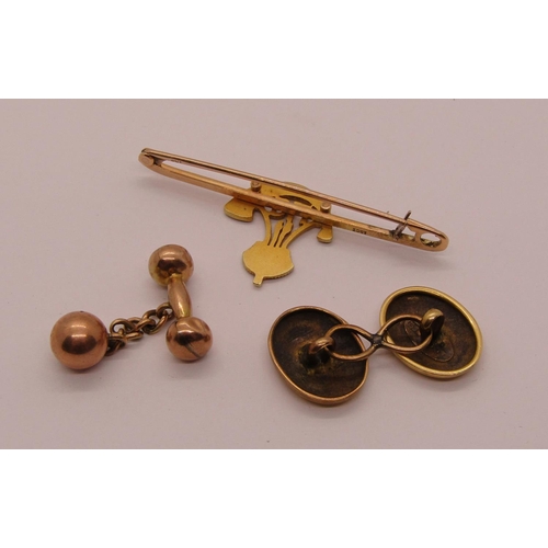 242 - 15ct Durham Light Infantry sweetheart brooch, single 18ct cufflink and a single 9ct cufflink, 9.6g t... 