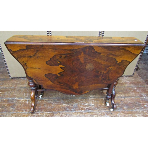 1639 - A good quality Victorian rose wood Sunderland tea table, the drop leaves with shaped outline, raised... 