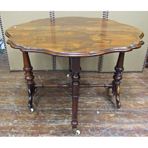 1639 - A good quality Victorian rose wood Sunderland tea table, the drop leaves with shaped outline, raised... 