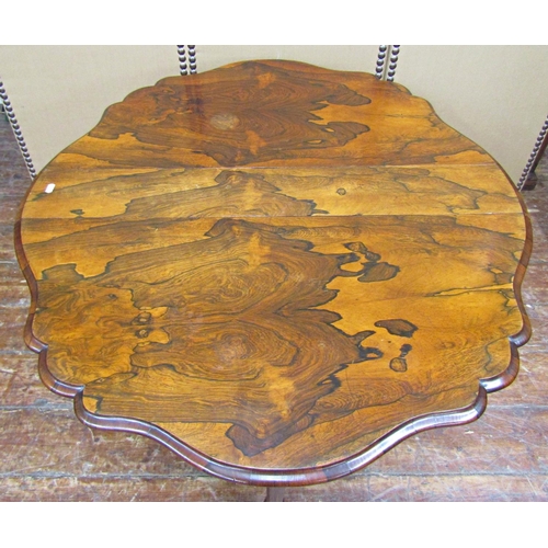 1639 - A good quality Victorian rose wood Sunderland tea table, the drop leaves with shaped outline, raised... 