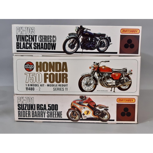 550 - 3 vintage model kits of motorcycles including Airfix Honda 750 FOUR 1:8 scale kit (sealed contents),... 