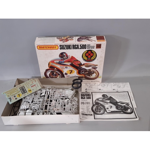 550 - 3 vintage model kits of motorcycles including Airfix Honda 750 FOUR 1:8 scale kit (sealed contents),... 