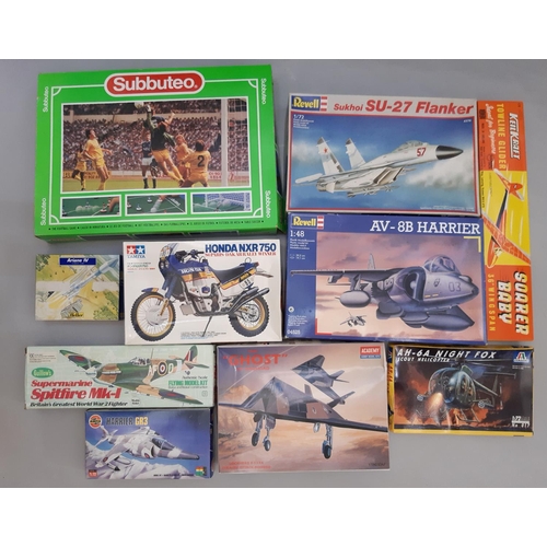 571 - Collection of vintage model kits and a game comprising boxed Subbuteo (missing 4 flags), kits by Tam... 