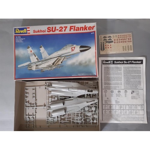 571 - Collection of vintage model kits and a game comprising boxed Subbuteo (missing 4 flags), kits by Tam... 