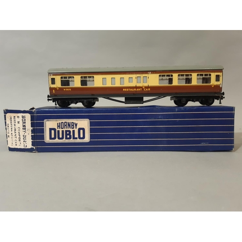 570 - 1950's Hornby Dublo railway models including locomotives EDL12 'Duchess of Montrose'  and EDLT20 'Br... 