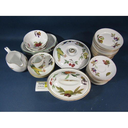 91 - A large collection of Royal Worcester Evesham pattern dinner and table wares comprising approx 20 di... 