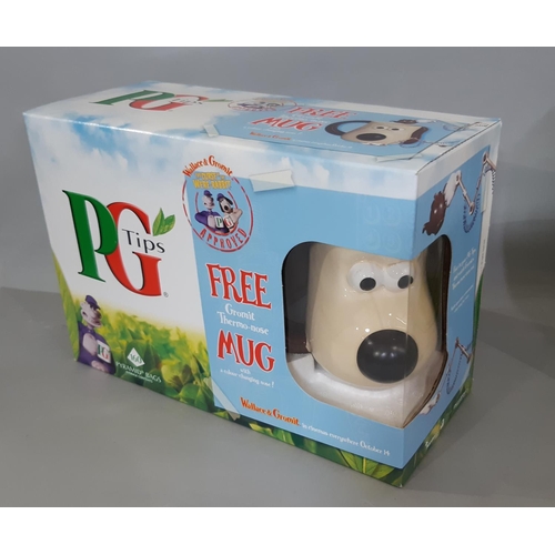 545 - A collection of Wallace & Gromit / Aardman merchandise including 5 PG Tips packs with Gromit thermal... 