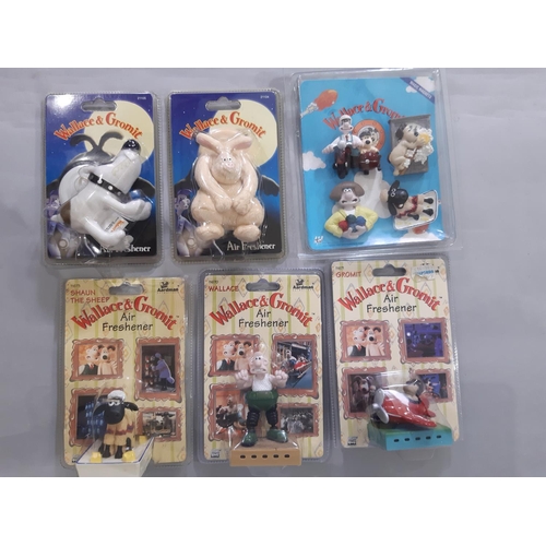 545 - A collection of Wallace & Gromit / Aardman merchandise including 5 PG Tips packs with Gromit thermal... 