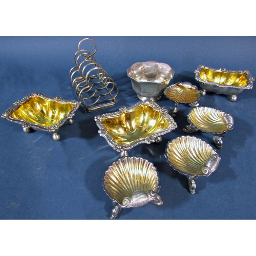 212 - A silver toast rack of club shape, Chester 1902, makers mark rubbed, 2.8oz approx, four scallop shap... 