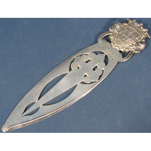 220 - A Portuguese silver letter opener with a coat of arms to the hilt, stamped Lisboa 916, 8.5cm long, 3... 