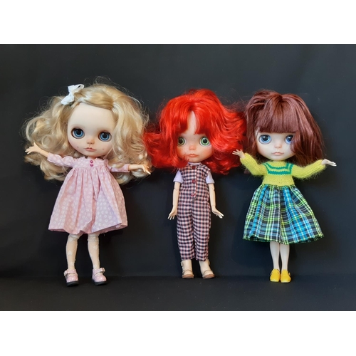 582 - Three dolls in the style of Blythe 'Neo', all customised by 'Dreaming in Dolls'; 2 have colour chang... 