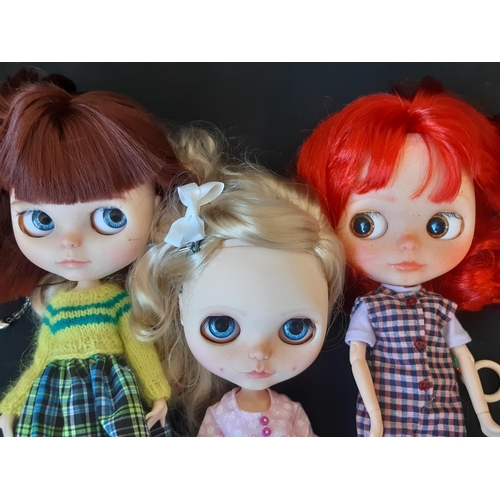 582 - Three dolls in the style of Blythe 'Neo', all customised by 'Dreaming in Dolls'; 2 have colour chang... 