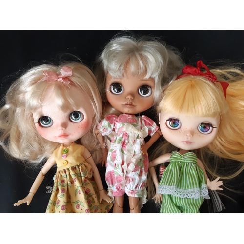 580 - Three customised Blythe dolls by Hasbro/Tomy; 'Neo' type with 2006 doll mould, jointed limbs, beaded... 