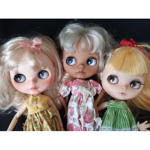 580 - Three customised Blythe dolls by Hasbro/Tomy; 'Neo' type with 2006 doll mould, jointed limbs, beaded... 