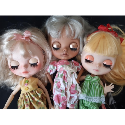 580 - Three customised Blythe dolls by Hasbro/Tomy; 'Neo' type with 2006 doll mould, jointed limbs, beaded... 