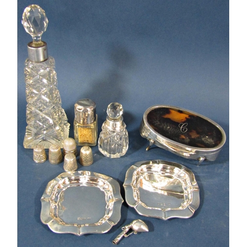 225 - A mixed selection of silver consisting of five thimbles, two ashtrays, a tortoiseshell trinket box (... 