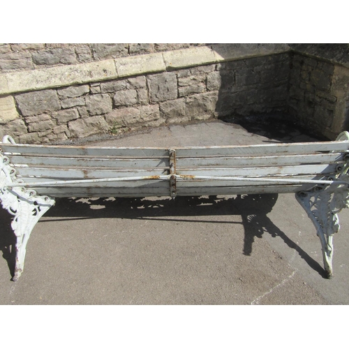 1100 - A good quality cast iron Coalbrookdale design fern and berry pattern garden bench with slatted woode... 