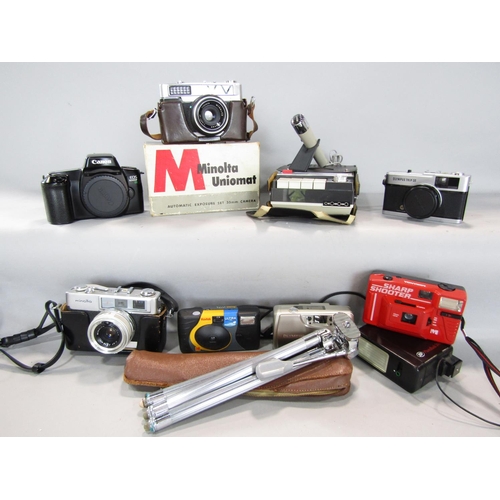 671 - Photographic equipment including a Canon EOS 1000F (no Lens) a Minolta Rokkor Easy Flash, a Minolta ... 