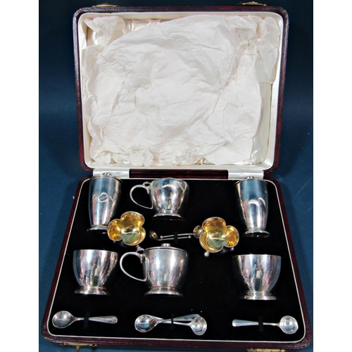 206 - A cased set of six salt, pepper and mustard pots with original spoons and glass liners, Sheffield 19... 