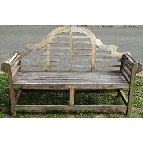 1058 - A Lutyens style three seat garden bench 164 cm wide