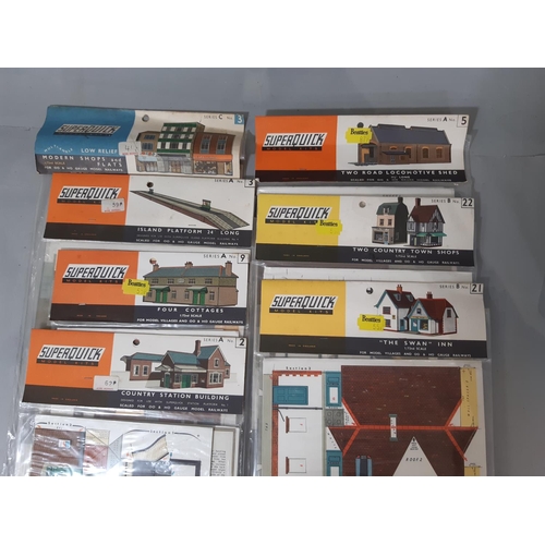 592 - Model railway 'Superquick' and 'Builder' scenery/building kits together with Peco Streamline 00/H0  ... 