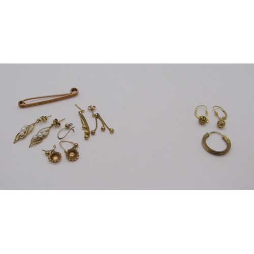 248 - Group of 9ct jewellery and a pair of 8ct drop earrings plus a further single 8ct hoop earring, 8.6g ... 