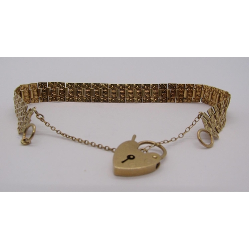 264 - Vintage 9ct bracelet with textured links and heart padlock clasp, 10.5g (clasp af)