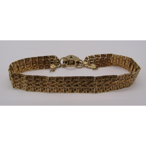 264 - Vintage 9ct bracelet with textured links and heart padlock clasp, 10.5g (clasp af)